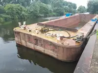 Баржа на продаж