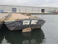 Баржа на продаж