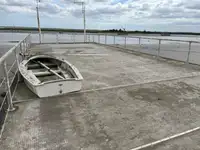 Плавучий готель для продажу