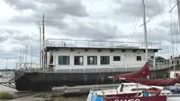 Плавучий готель для продажу