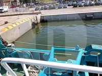 Судно з краном для продажу