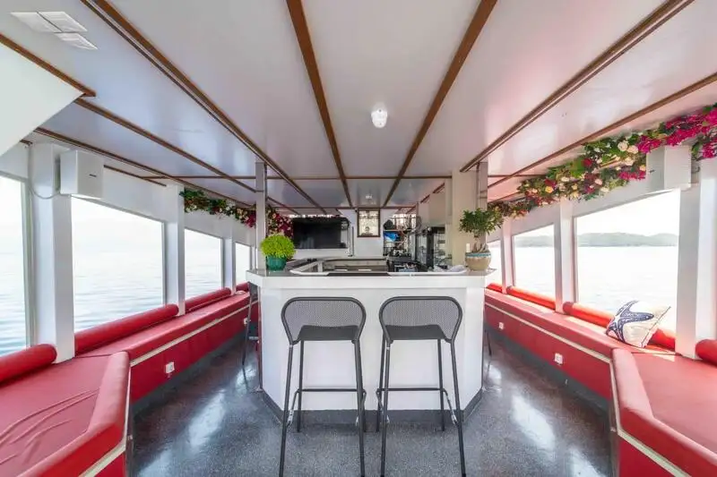 Моторне судно на продаж