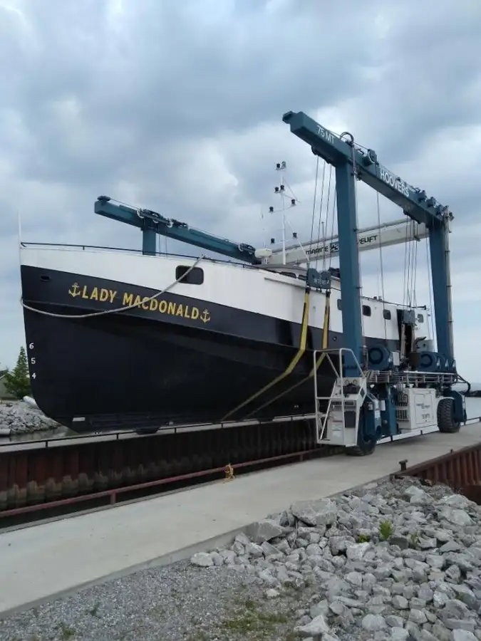 Буксирний човен на продаж