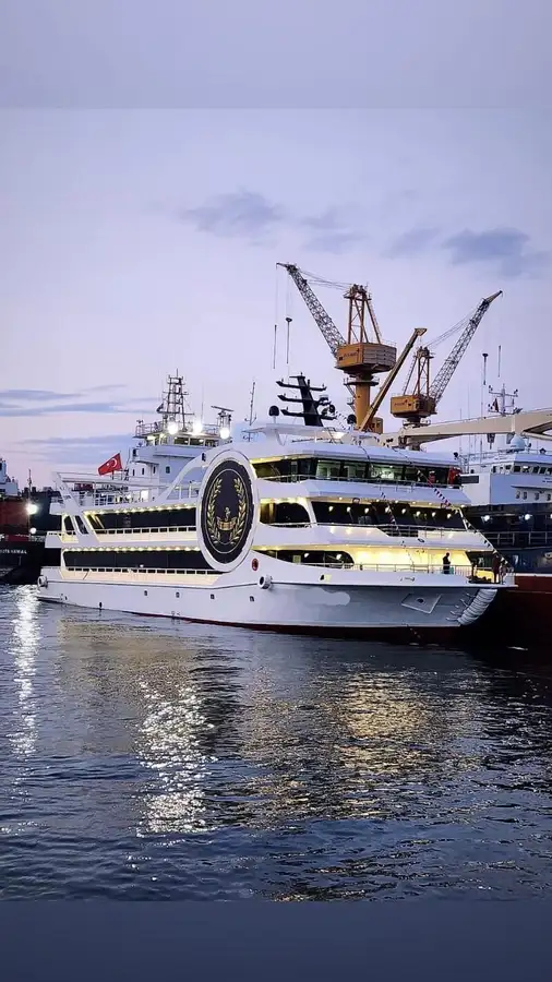 Моторне судно на продаж