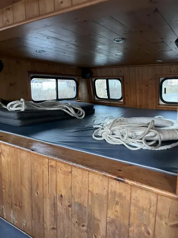 Буксирний човен на продаж