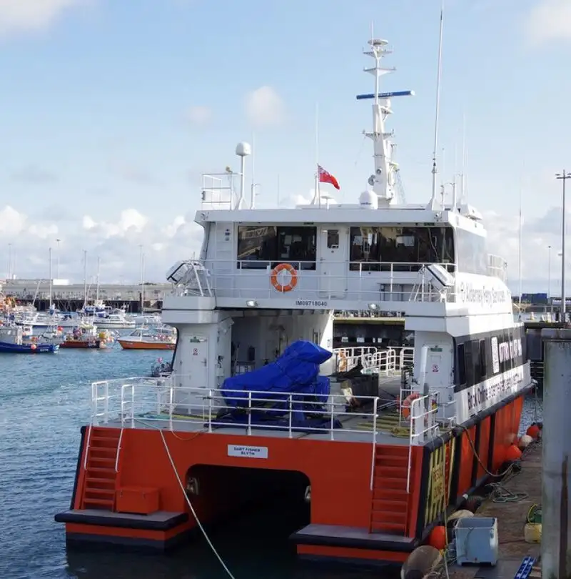 Контейнерний корабель на продаж