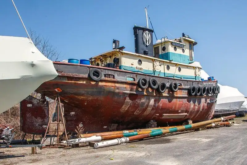 Буксирний човен на продаж