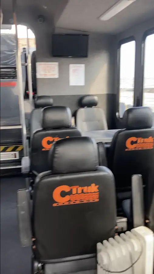 Контейнерний корабель на продаж