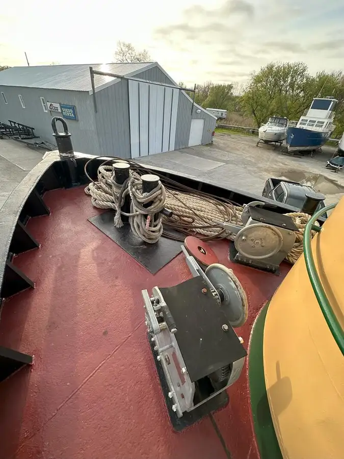 Буксирний човен на продаж