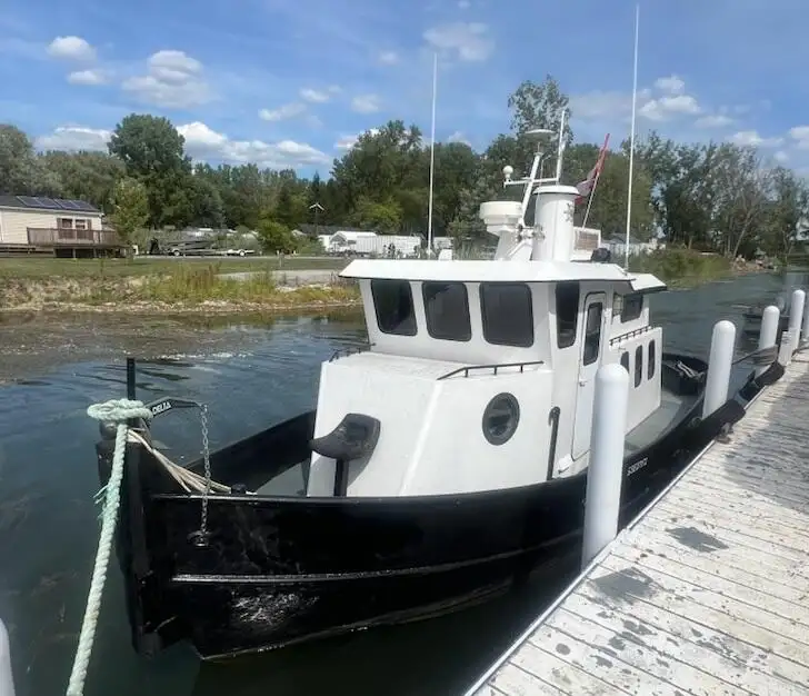 Буксирний човен на продаж