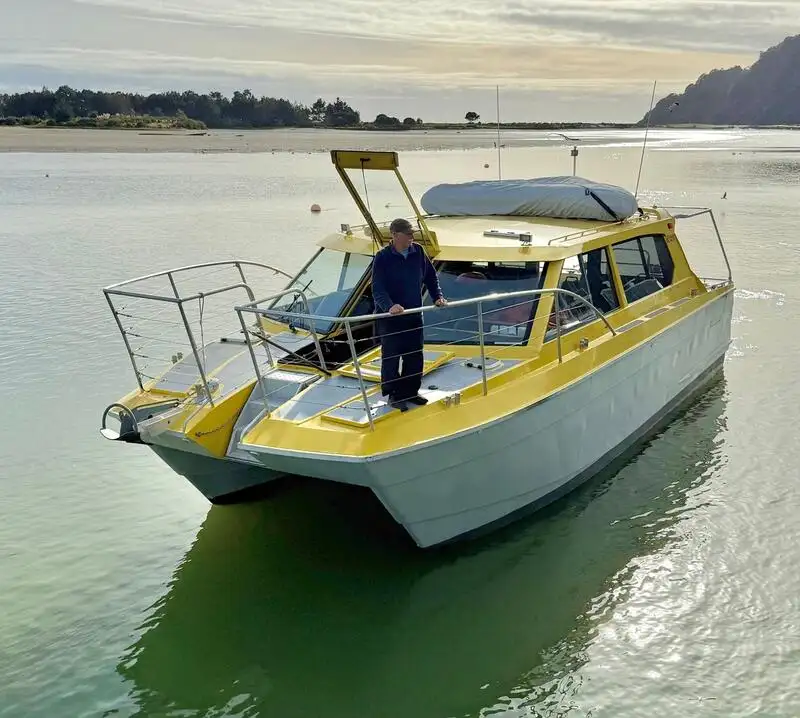 Моторне судно на продаж