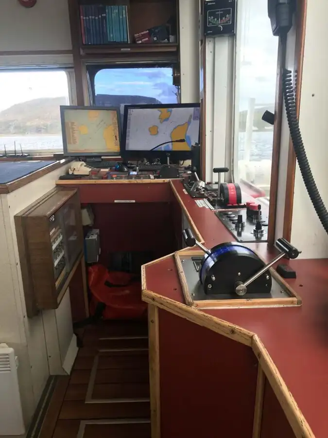 Буксирний човен на продаж