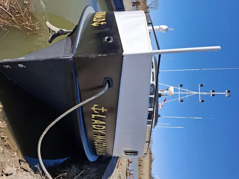 Буксирний човен на продаж