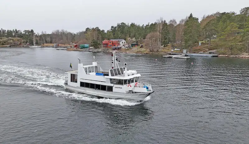 Моторне судно на продаж