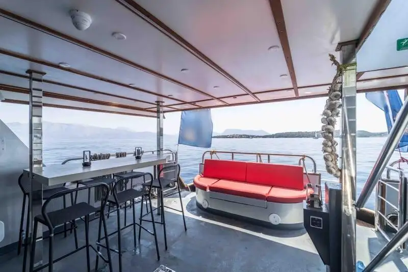 Моторне судно на продаж