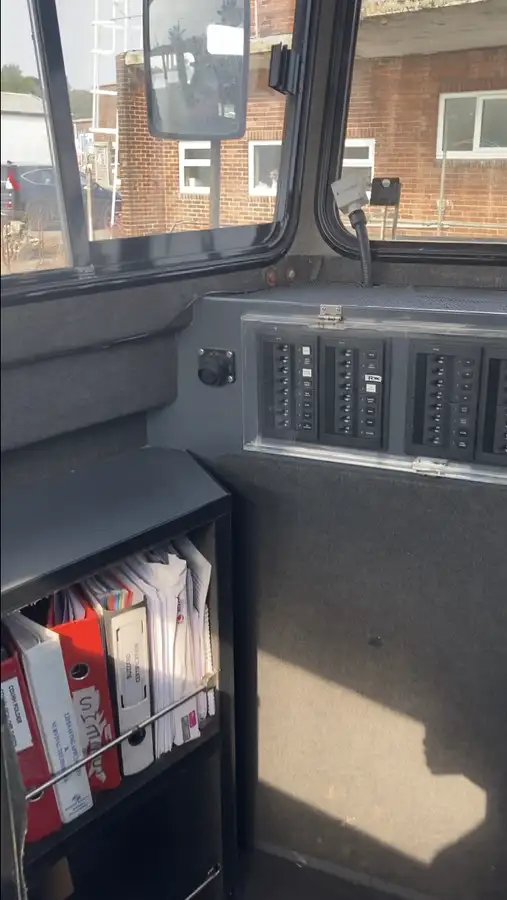 Контейнерний корабель на продаж