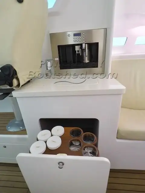Моторне судно на продаж