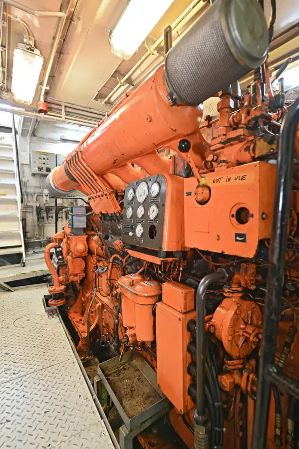 Моторне судно на продаж