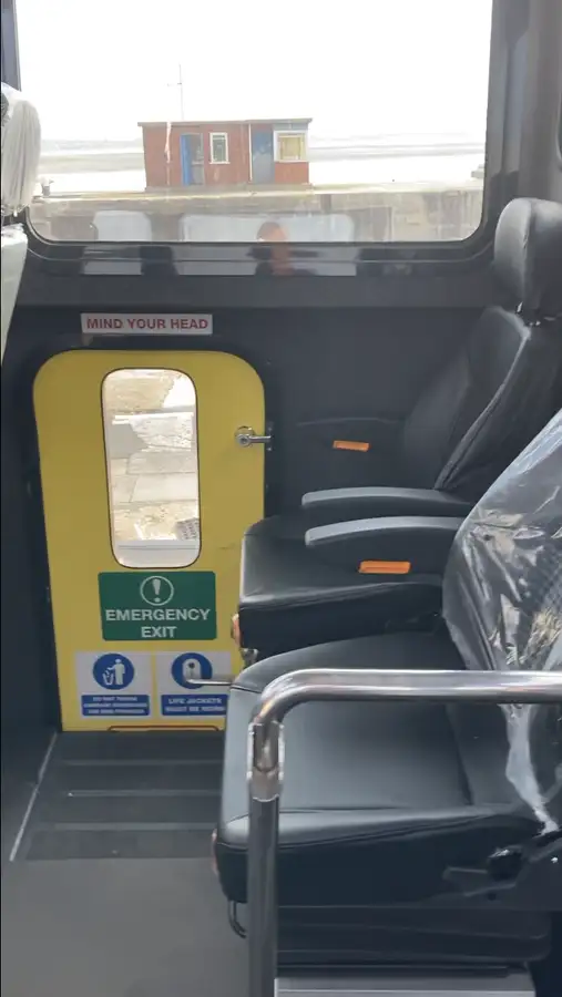 Контейнерний корабель на продаж