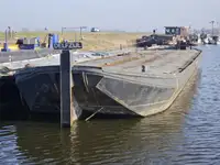 Баржа на продаж