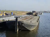 Баржа на продаж