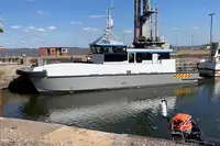 Контейнерний корабель на продаж