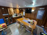 Контейнерний корабель на продаж